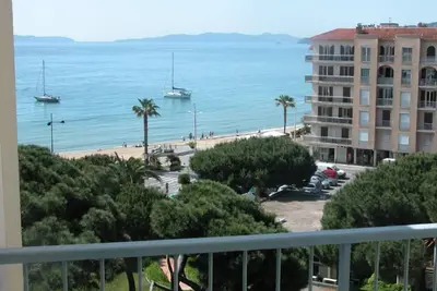 Image de Appartement contemporain en front de mer entièrement climatisé avec wifi