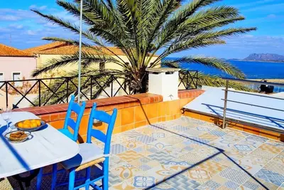Image de \"Venetian house\" avec une vue sur le port Venetien, la villa de Chania
