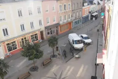 Image de Appartement très lumineux et tranquille avec vue sur petite place commerçante