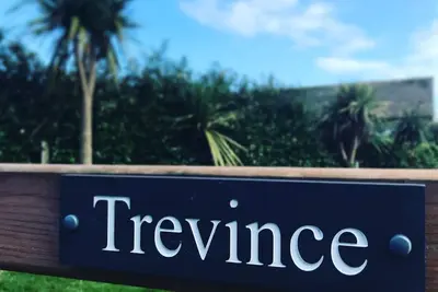 Image de Trevince, un charmant bungalow à Sennen Cove avec une vue imprenable sur la mer.