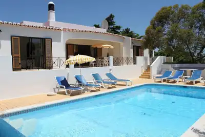 Image de Spacieuse Villa piscine privée et vue mer Parfait pour les familles nouvelles salles de bains