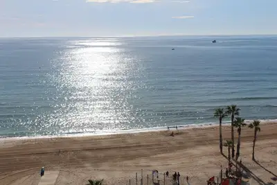 Grand appartement, avec wiffi, a \/ a, à côté de la plage et de la promenade.