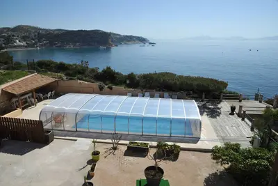 Image de Grande villa Familiale avec jardin piscine vue dégagée sur la baie de Marseille.