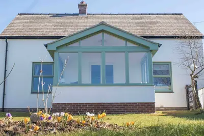 Beudy Gwyn Cottage. Animaux acceptés. Grand jardin clos. Superbes vues sur la mer!