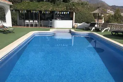 Image de Villa populaire avec grand jardin privé et piscine. Vues sur la montagne \/ la mer, éclectique.