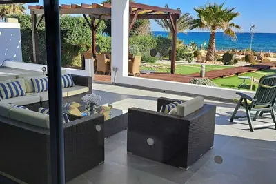 Image de Profitez du luxe de séjourner dans une grande villa en bord de mer - les vues sont incroyables