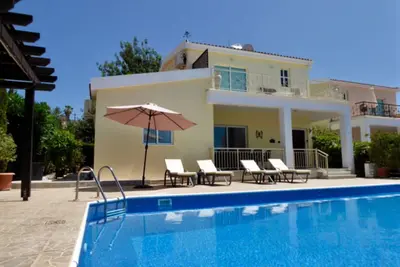 Image de Villa de luxe avec piscine privée. Idéalement situé pour explorer Chypre