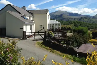 Image de Snug Cottage, chauffage central avec enviable lac et Snowdon Massif Vues