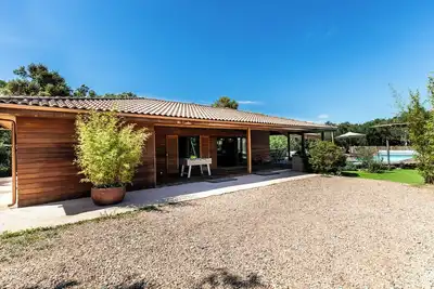Image de Villa tout en bois exotique dans le maquis, piscine privée chauffée jacuzzi.