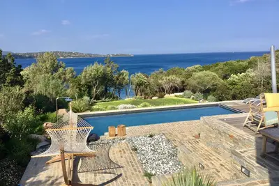 Magnifique Villa vue mer pied dans l'eau Porto Vecchio avec piscine et accès mer