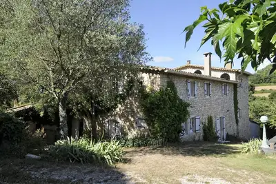 Image de Mas provençal de caractère dans les collines surplombant la vallée de la Cèze