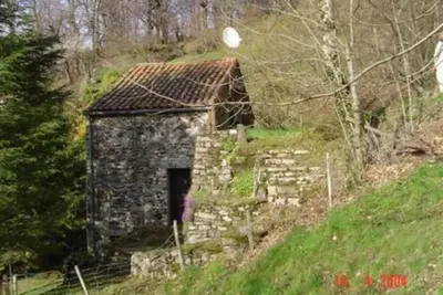 Image de maison de campagne entre forêt et rivière