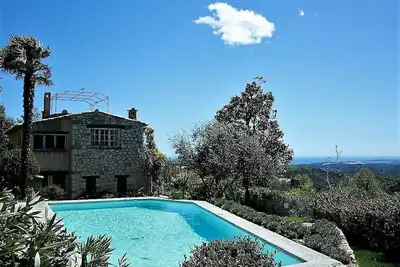 Image de Villa provençale authentique avec piscine, jardin et superbe vue mer