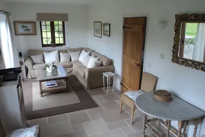 Image de Superbe chalet 5 étoiles situé dans 4 acres à Aonb. Près de la plage \/ port. 4 personnes