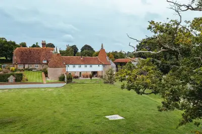 Image de Oast House Ă trois cocardes dans un cadre rural idyllique