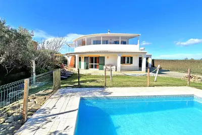 Image de Villa à Praia da Luz, surplombant la mer, la piscine et le golf.