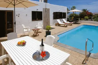 Image de Maison typique des Canaries avec piscine chauffée à côté de l'océan!