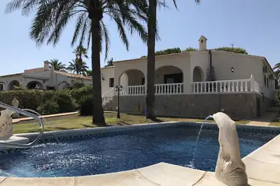 Image de Villa avec vue sur la mer climatisée et parfaitement située avec piscine et jardin privés