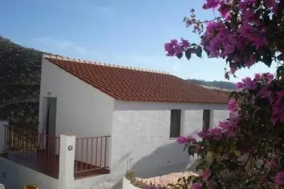 Image de Ranch Studio dans un cadre calme Village blanc avec piscine et bain à remous