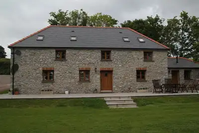 Image de Grange en pierre convertie avec vue imprenable sur la campagne
