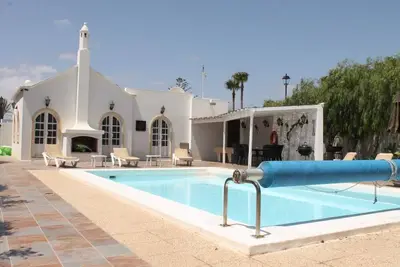 Image de Villa individuelle traditionnelle de 3 chambres, piscine privée chauffée, jacuzzi. Wifi gratuit.