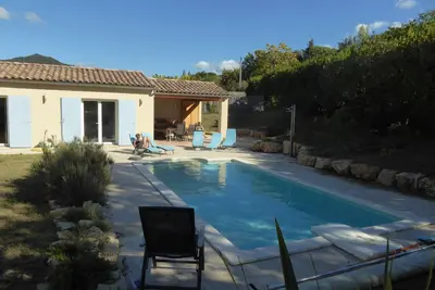Image de Bungalow de vacances avec piscine privée dans village authentique.