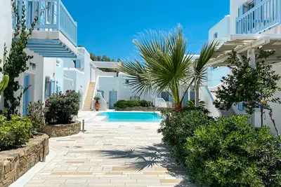 Image de Blue Daisy House à Sandy Ornos Beach, île de Mykonos, pour tous les âges. .