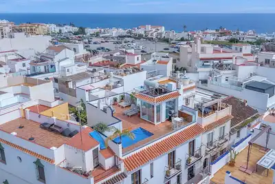 Image de Maison unique situé dans une location unique dans le centre de Nerja
