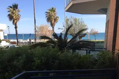 Image de Appartement bord de mer avec jardin