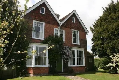 Image de Large, private beautiful house with tennis court