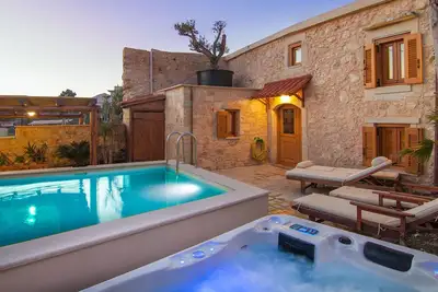 Image de Petite maison de luxe en pierre dans un village calme avec piscine et bain à remous!