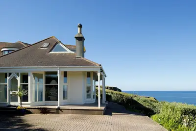 Image de Belle maison côtière de Cornouailles avec vue sur la mer exceptionnelle donnant sur la plage