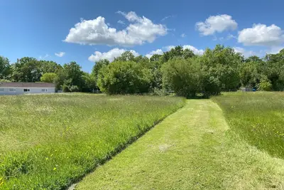 Image de Lodge en bois contemporain de luxe situé dans un paysage rural avec jardin et parking