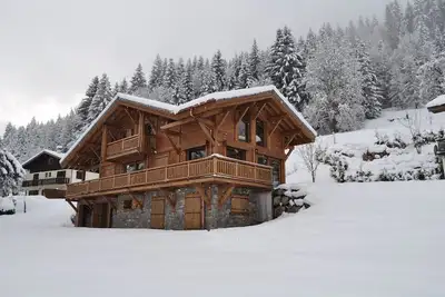 Image de Belle, indépendant chalet de luxe, nouvellement construite, bain à remous extérieur, de superbes vues