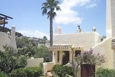 Image de Belle El Rancho Villa entièrement rénovée à un très haut standard