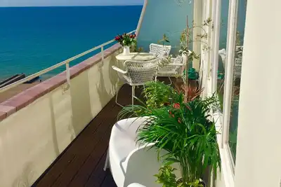 Image de Penthouse central sur la plage avec terrasse privée sur le toit et le soleil et une vue imprenable
