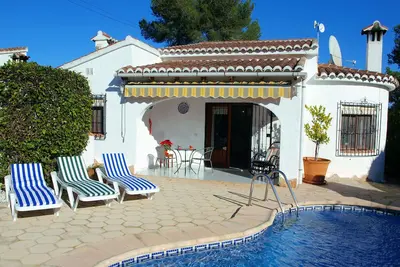 Image de Villa calme avec piscines privées et communes et tennis. A quelques minutes à pied de la plage.