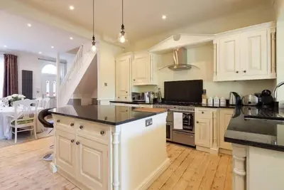 Image de Maison Édouardienne de Luxe avec 2 Chambres - Wi-Fi et Parking Gratuits, Jardin Ensoleillé