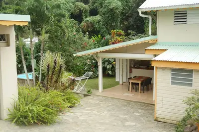 Image de Joli logement T3 indépendant, adjacent à une villa, avec beau jardin tropical!