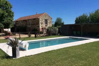 Image de La Grange Ă louer avec piscine - La ville la plus proche est Saumur