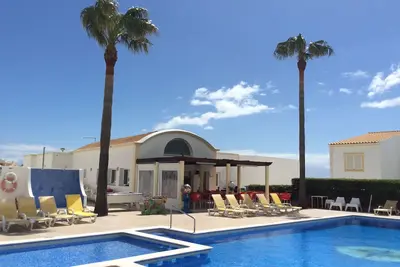 Image de Appartement moderne face au sud avec vue sur la mer et piscine communautaire