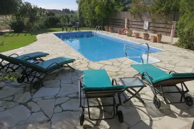 Image de Villa de luxe avec piscine privée, jardin paysager et vue sur la mer