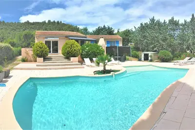 Image de Maison, Villa  avec jardin  de 2000 m², piscine   proche de la mer montagne