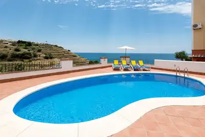 Image de Villa confortable, superbe vue mer, grande piscine et jardin, 4 chambres