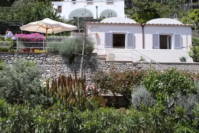 Image de Un Superbe villa sur la côte amalfitaine Avec vues sur la mer et de grands jardins privés