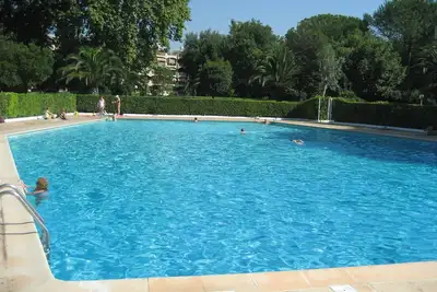 Image de Appartement spacieux, calme et climatisé avec grande piscine, proche de Cannes.