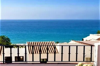 Image de vue sur la mer exceptionnelle! Vous pouvez entendre le clapotis des vagues de la terrasse. . .