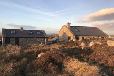 Charmante maison en pierre détachée sur 5 hectares à côté de la plage Aughrus, vue panoramique