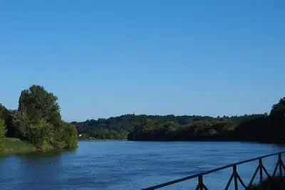 Image de Face à Saint-Emilion, en bord de rivière, au coeur des vignobles de Bordeaux
