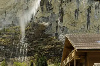 Image de Retraite alpine dans une vallée Tolkienesque